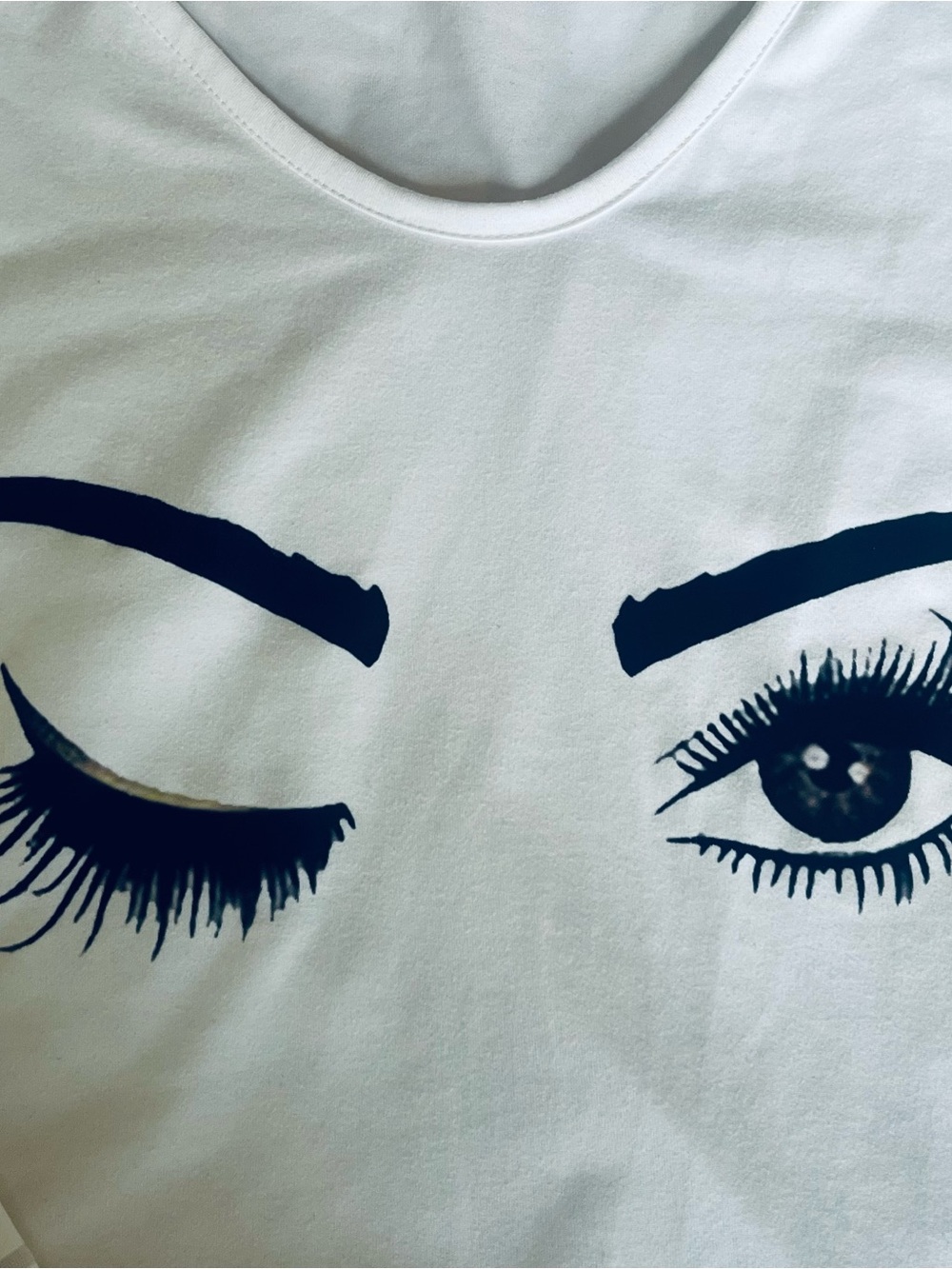 White Long-Sleeve Graphic Tee with winking Print L - Picture 6 of 6